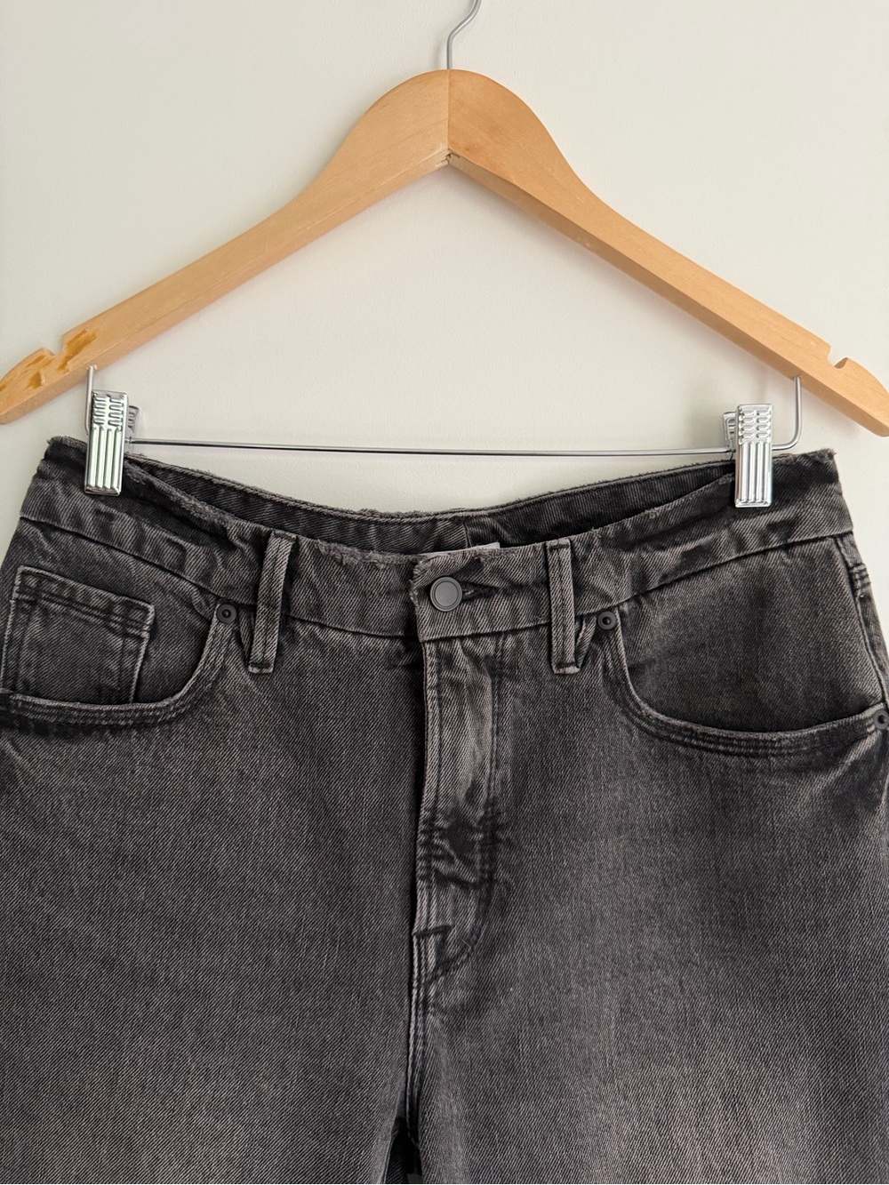 Good American Black Straight Leg Jeans | Distressed Knee | Size 8/29 - Picture 5 of 8